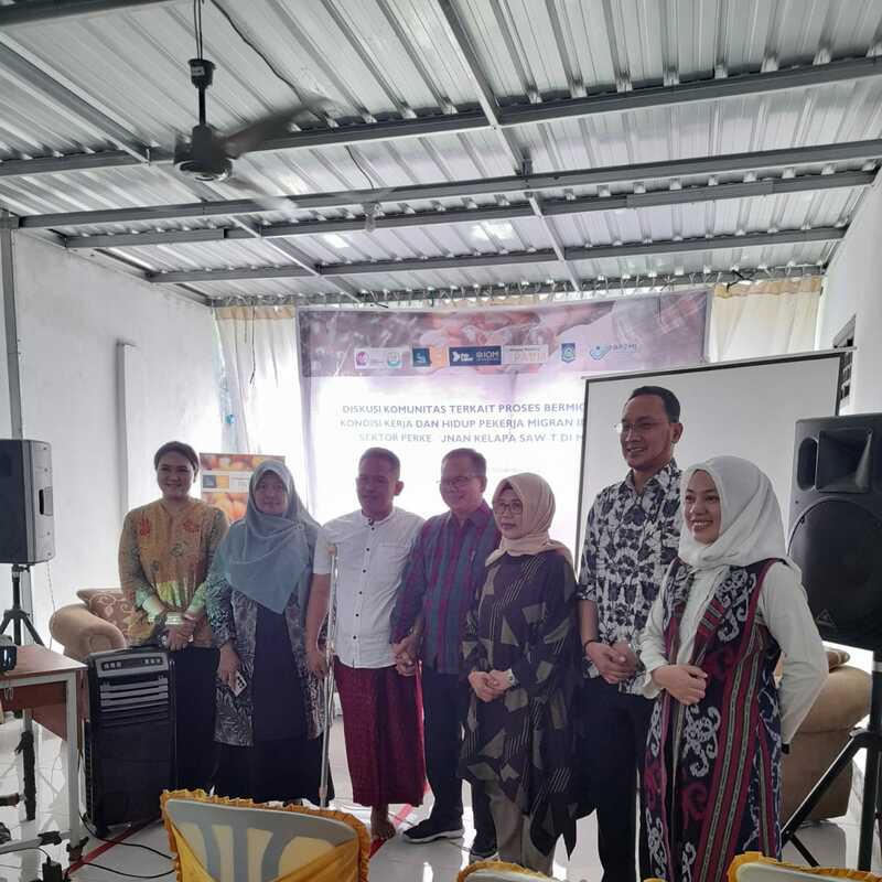 Diskusi perihal kondisi kerja dan hidup pekerja migran.